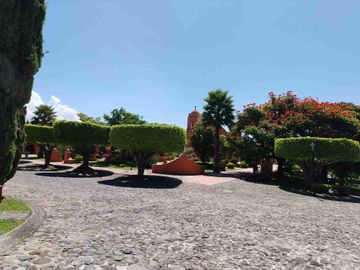 Oportunidad se vende magnífica casa a un precio mucho menor que si valor y solo hay que ajustar la a su gusto. Esta en zona frezca en un fraccionamiento con estricta vigilancia