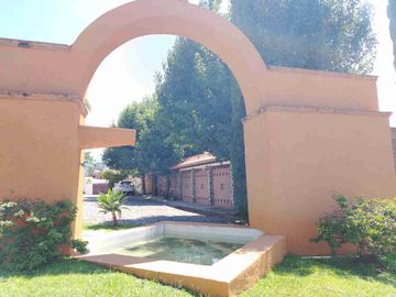Oportunidad se vende magnífica casa a un precio mucho menor que si valor y solo hay que ajustar la a su gusto. Esta en zona frezca en un fraccionamiento con estricta vigilancia