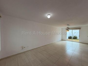 RENTA CASA SANTA FE JURIQUILLA, 3 RECAMARAS,3 BAÑOS.