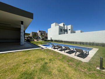 Estrena en RENTA Casa en Alella Zibatá
