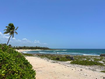 Departamento de dos pisos frente a la alberca, comunidad con acceso al mar, venta Sirenis, Tulum.
