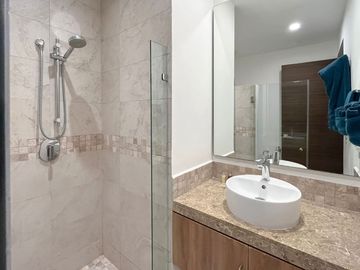 Departamento con lock-off, balcón con vistas a la naturaleza, en venta