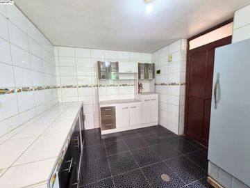 OCASION PARA REMODELAR VENTA DE CASA FRENTE A PARQUE CARABAYLLO