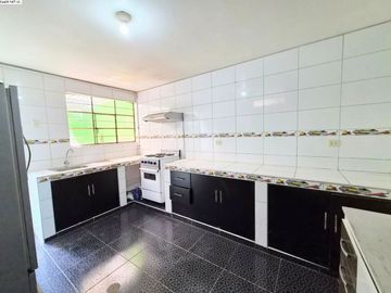 OCASION PARA REMODELAR VENTA DE CASA FRENTE A PARQUE CARABAYLLO