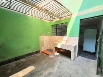OCASION PARA REMODELAR VENTA DE CASA FRENTE A PARQUE CARABAYLLO