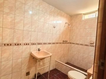 OCASION PARA REMODELAR VENTA DE CASA FRENTE A PARQUE CARABAYLLO