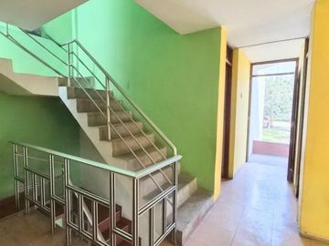 OCASION PARA REMODELAR VENTA DE CASA FRENTE A PARQUE CARABAYLLO