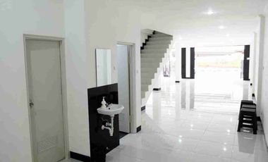 Dijual dan Disewakan Ruko Gandeng 2 Bangunan Baru Lokasi Pinggir Jalan Utama Di Pondok Kelapa, Duren Sawit. Jakarta Timur