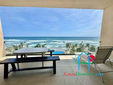 Departamento a pie de playa con terraza y vista frontal al mar