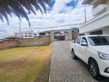 VENDO CASA DE 454.74m2 construida en terreno de 1.295.13m2 dentro Urbanización el Condado.