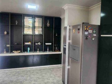 VENDO CASA DE 454.74m2 construida en terreno de 1.295.13m2 dentro Urbanización el Condado.