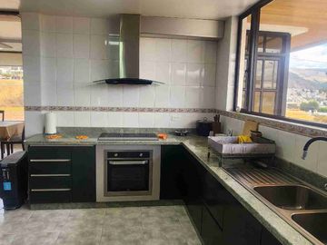VENDO CASA DE 454.74m2 construida en terreno de 1.295.13m2 dentro Urbanización el Condado.