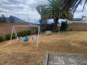 VENDO CASA DE 454.74m2 construida en terreno de 1.295.13m2 dentro Urbanización el Condado.