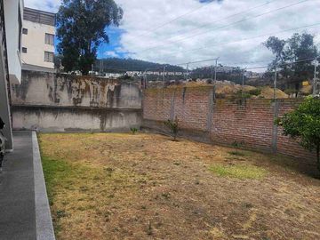 VENDO CASA DE 454.74m2 construida en terreno de 1.295.13m2 dentro Urbanización el Condado.