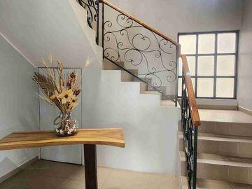VENDO CASA DE 454.74m2 construida en terreno de 1.295.13m2 dentro Urbanización el Condado.