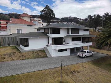 VENDO CASA DE 454.74m2 construida en terreno de 1.295.13m2 dentro Urbanización el Condado.