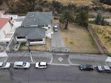 VENDO CASA DE 454.74m2 construida en terreno de 1.295.13m2 dentro Urbanización el Condado.
