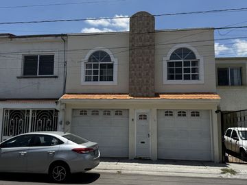 Casa amplia en RENTA en Villas Campestre. 185 m² de Construcción. A solo 200 m de Prol. Zaragoza