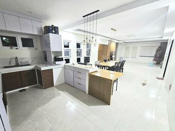 7BR House & Lot in Marcelo Green Village, Parañaque City