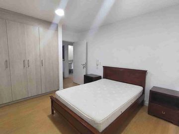 Departamento de dos habitaciones amoblado en renta* tiene balcón. República  del Salvador