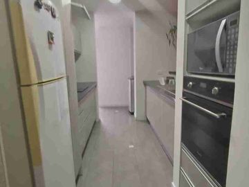 Departamento de dos habitaciones amoblado en renta* tiene balcón. República  del Salvador