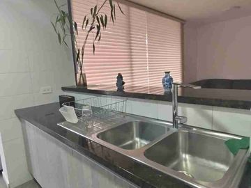 Departamento de dos habitaciones amoblado en renta* tiene balcón. República  del Salvador