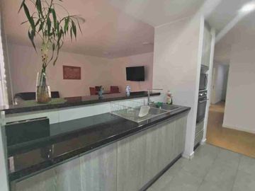 Departamento de dos habitaciones amoblado en renta* tiene balcón. República  del Salvador