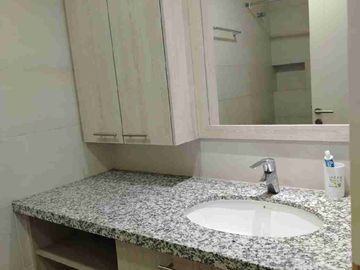 Departamento de dos habitaciones amoblado en renta* tiene balcón. República  del Salvador