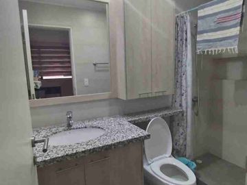 Departamento de dos habitaciones amoblado en renta* tiene balcón. República  del Salvador