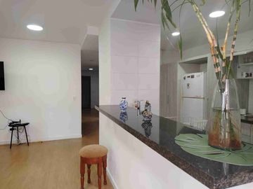 Departamento de dos habitaciones amoblado en renta* tiene balcón. República  del Salvador