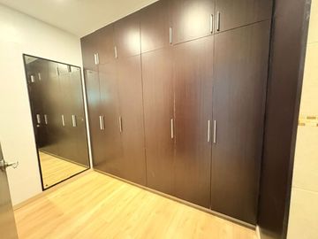 FS: House & Lot in Urdaneta Village, Makati City.