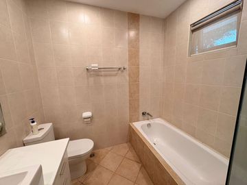 FS: House & Lot in Urdaneta Village, Makati City.