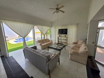 CASA SOLA EN JARDINES DE CUERNAVACA