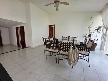 CASA SOLA EN JARDINES DE CUERNAVACA