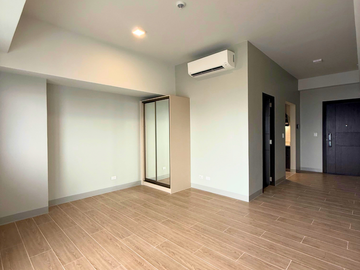 Rent to own Studio unit for sale in Uptown Arts Residence BGC for Sale by Megaworld with Community near Mitsukoshi HighStreet Uptown Mall & Parade