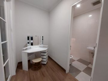 Di Sewakan Rumah 2 Lantai Full Furnished Di Delatinos Bsd City Serpong Tangerang Selatan