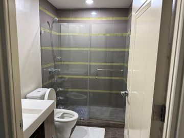 Edades Tower Garden Villas Rockwell Makati 1Bedroom with parking furnished Luxury Condo near Powerplant Proscenium Ayala Land Greenbelt BGC Airport