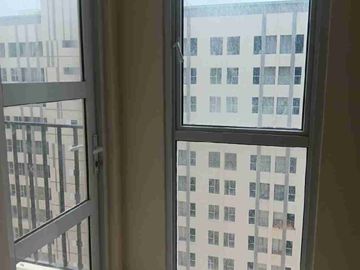 DIJUAL – Apartemen 2 BR Lantai 17 Depan Sekolah Mondial 🏢🏊‍♂️✨