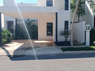 CASA EN VENTA EN PRIVADA, AL NORTE DE MÉRIDA.