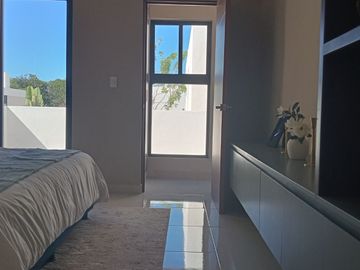 CASA EN VENTA EN PRIVADA, AL NORTE DE MÉRIDA.