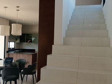 CASA EN VENTA EN PRIVADA, AL NORTE DE MÉRIDA.