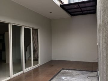 HOT! Rumah 2,5 Lantai Kebayoran Bintaro Sektor 7 Tangerang Selatan LT 204 m² Semi Furnished Harga Nego!
