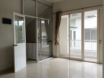 HOT! Rumah 2,5 Lantai Kebayoran Bintaro Sektor 7 Tangerang Selatan LT 204 m² Semi Furnished Harga Nego!