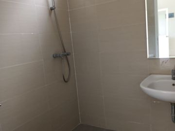 HOT! Rumah 2,5 Lantai Kebayoran Bintaro Sektor 7 Tangerang Selatan LT 204 m² Semi Furnished Harga Nego!