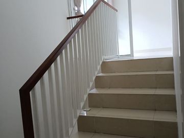 HOT! Rumah 2,5 Lantai Kebayoran Bintaro Sektor 7 Tangerang Selatan LT 204 m² Semi Furnished Harga Nego!