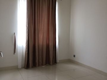 HOT! Rumah 2,5 Lantai Kebayoran Bintaro Sektor 7 Tangerang Selatan LT 204 m² Semi Furnished Harga Nego!
