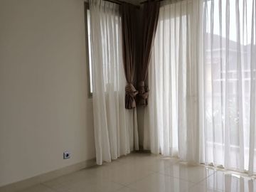 HOT! Rumah 2,5 Lantai Kebayoran Bintaro Sektor 7 Tangerang Selatan LT 204 m² Semi Furnished Harga Nego!