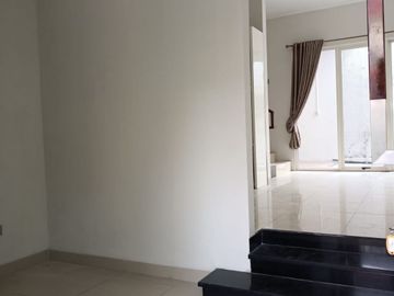 HOT! Rumah 2,5 Lantai Kebayoran Bintaro Sektor 7 Tangerang Selatan LT 204 m² Semi Furnished Harga Nego!