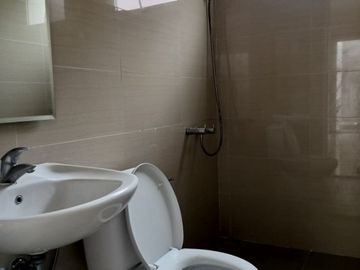 HOT! Rumah 2,5 Lantai Kebayoran Bintaro Sektor 7 Tangerang Selatan LT 204 m² Semi Furnished Harga Nego!