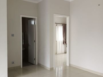 HOT! Rumah 2,5 Lantai Kebayoran Bintaro Sektor 7 Tangerang Selatan LT 204 m² Semi Furnished Harga Nego!